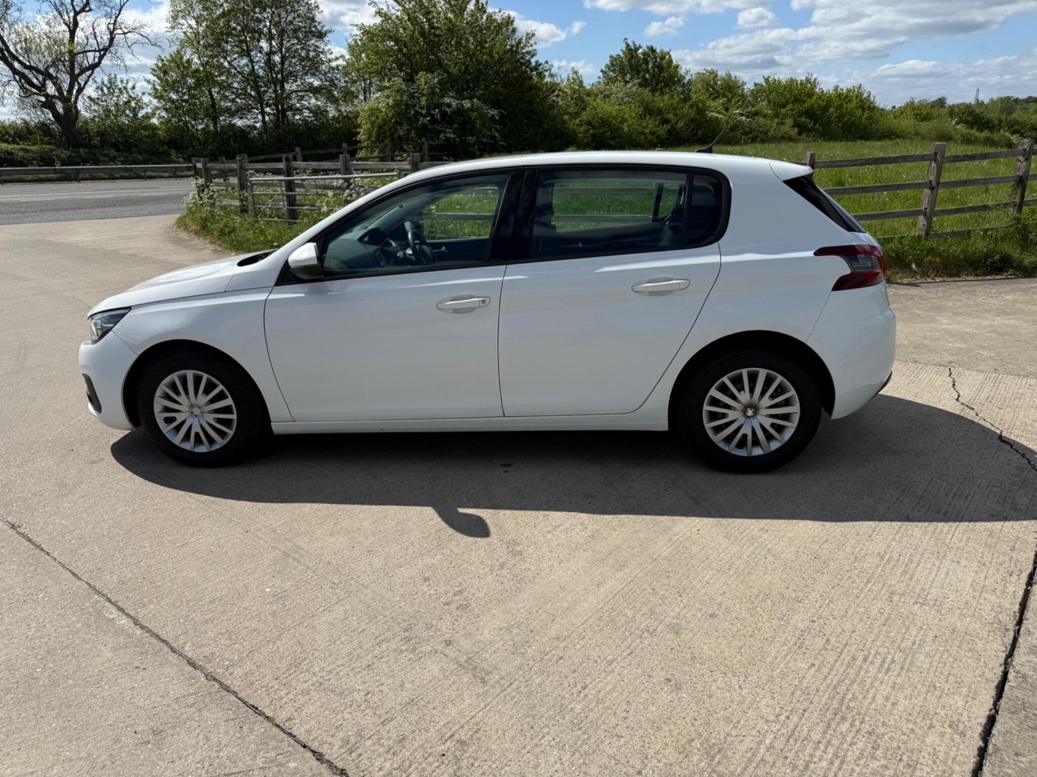 Peugeot 308 1.2 PureTech Access Euro 6 (s/s) 5dr — photo 68 of 100